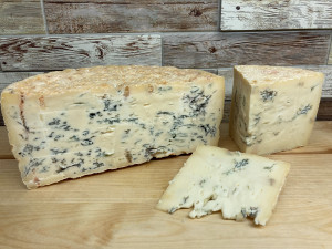 Сыр "МонтеБлун" (горгонзола) с благородной голубой плесенью.